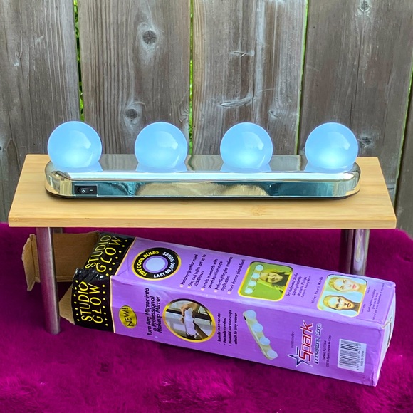 Studio Glow Professional Make-Up Lighting - Picture 1 of 12